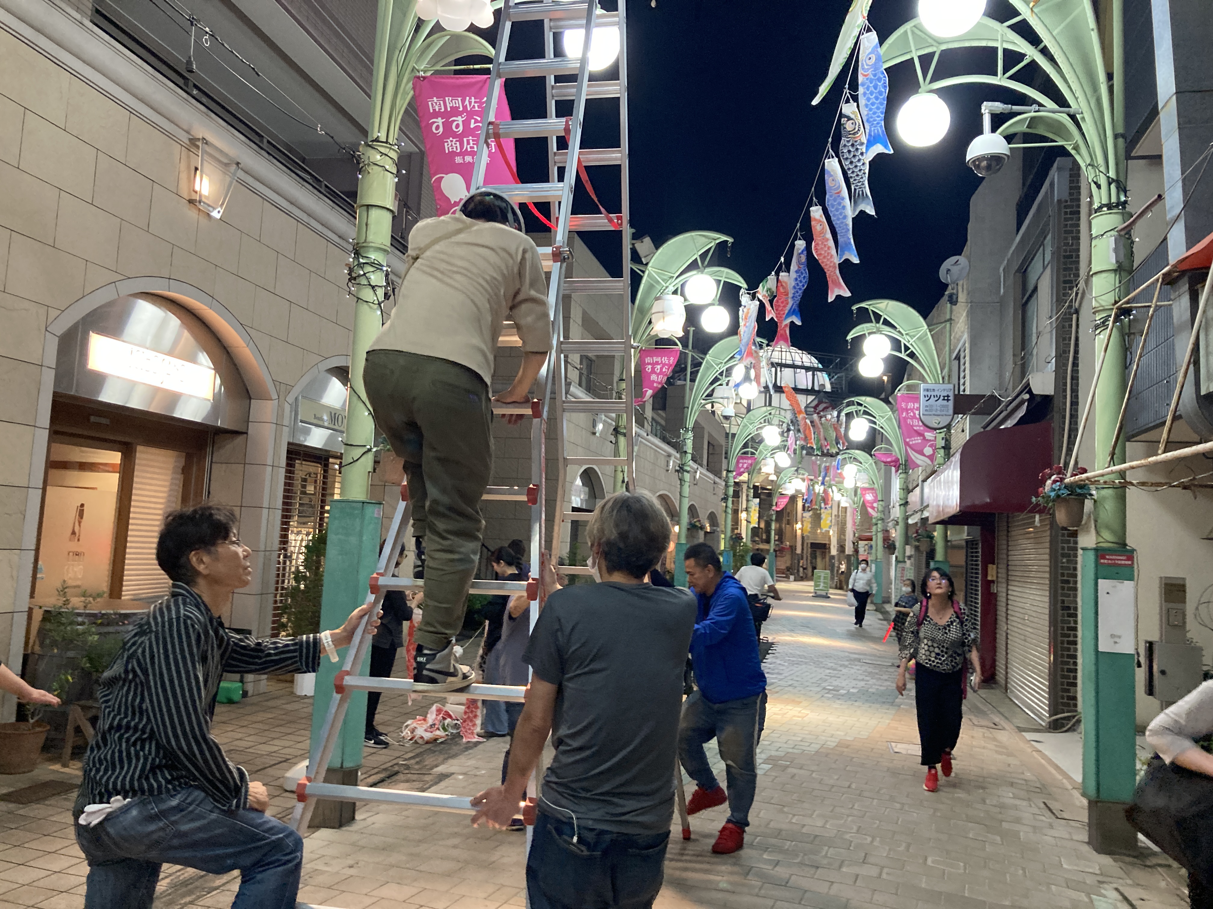商店街のフラッグ設営